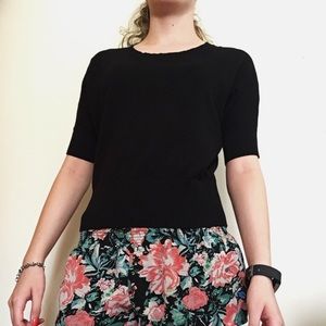 Adorable fitted black half sleeve top!